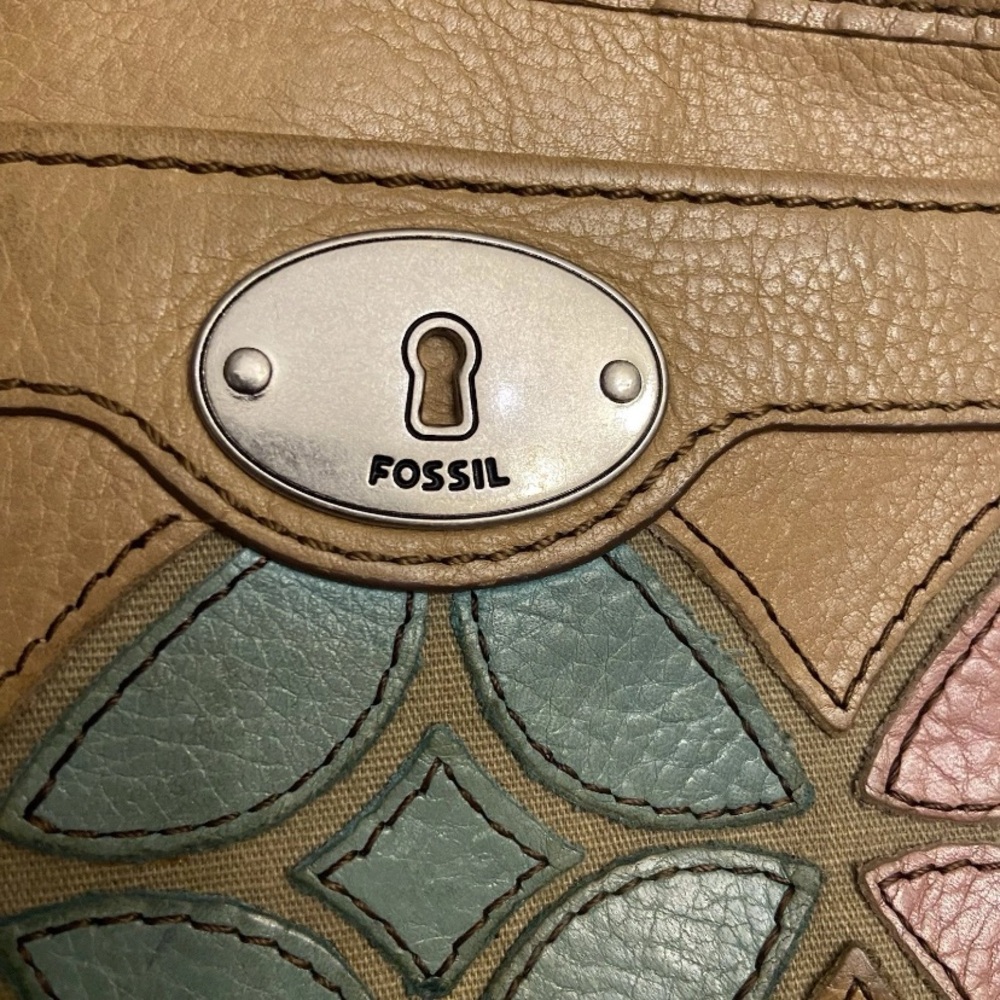Fossil Women’s Leather Lined Flowers Logo Zip Around Wristlet Clutch SL4037. - Picture 5 of 11
